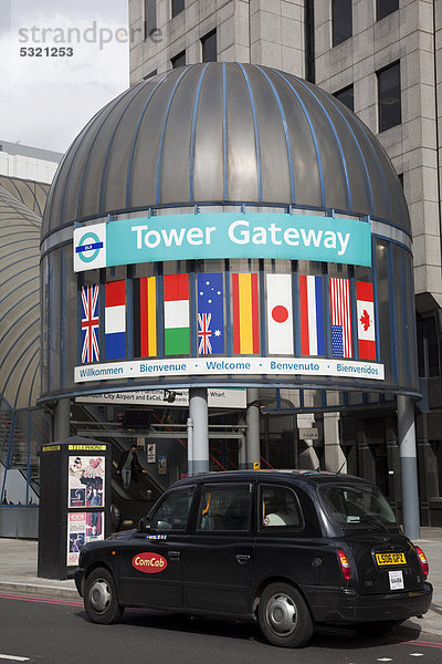 Schwarzes Londoner Taxi vor Tower Gateway  Docklands Light Railway  Bahnhof  London  England  Großbritannien  Europa
