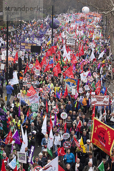 Gewerkschaftsmitglieder marschieren gegen Budgetkürzungen  Demonstration in London  England  Großbritannien  Europa