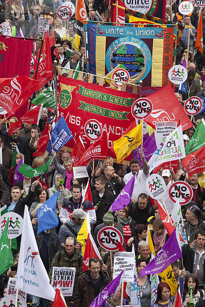 Gewerkschaftsmitglieder marschieren gegen Budgetkürzungen  Demonstration in London  England  Großbritannien  Europa