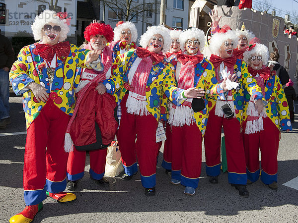 Clowns beim Rosenmontagszug im Rheinland  Mülheim an der Ruhr  Ruhrgebiet  Nordrhein-Westfalen  Deutschland  Europa