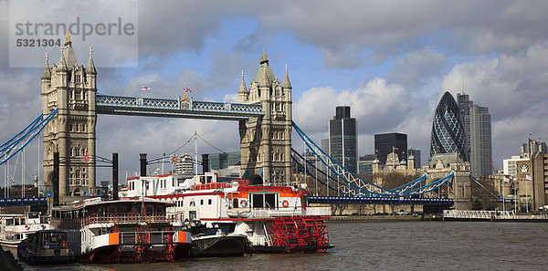 Tower Bridge mit der Themse und der City of London hinten  London  England  Großbritannien  Europa