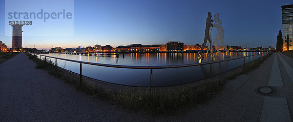 Panorama zur Blauen Stunde am Osthafen  Skulptur Molecule Men  Friedrichshain  Treptow  Kreuzberg  Berlin  Deutschland  Europa