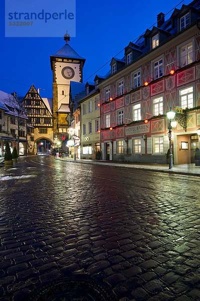 Winterlich weihnachtliche Altstadt  Schwabentor  Freiburg im Breisgau  Baden-Württemberg  Deutschland  Europa