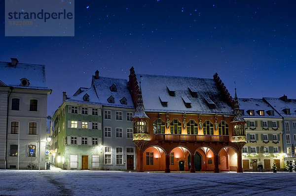 Winterlich weihnachtliche Altstadt  Münsterplatz  Freiburg im Breisgau  Baden-Württemberg  Deutschland  Europa
