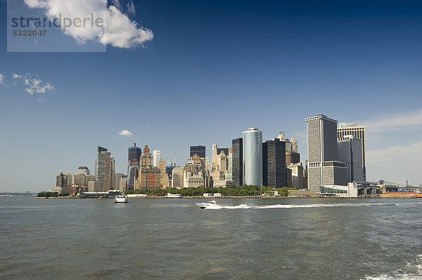 Skyline von Downtown Manhattan von der Staten Island Ferry aus  Manhattan  New York  USA  Amerika