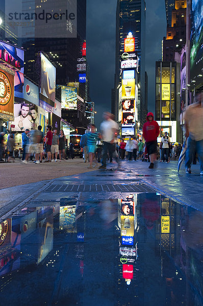 Passanten  Broadway und Times Square  Manhattan  New York  USA  Amerika