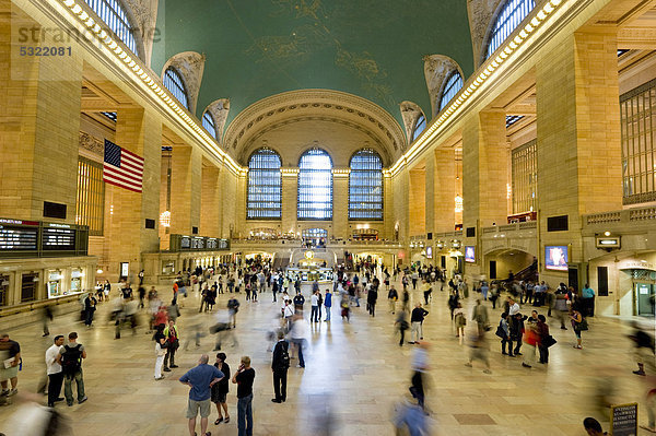 Central Station und Menschen mit Bewegungsunschärfe  Manhattan  New York  USA  Amerika