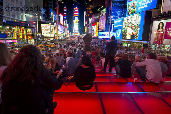 Menschen versammeln sich abends am Times Square  Manhattan  New York  USA
