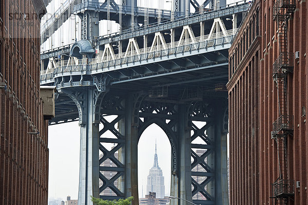 Manhattan Bridge und Empire State Building  Brooklyn Heights  New York  USA