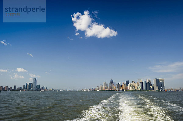Vereinigte Staaten von Amerika USA Skyline Skylines Fähre Insel New York City Ansicht Manhattan