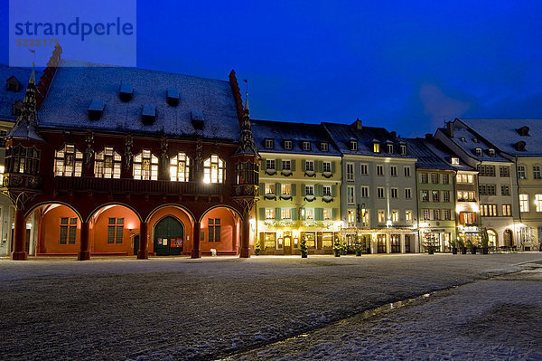 Münsterplatz und vorweihnachtliche und verschneite Altstadt in Freiburg im Breisgau  Schwarzwald  Baden-Würtemberg  Deutschland  Europa