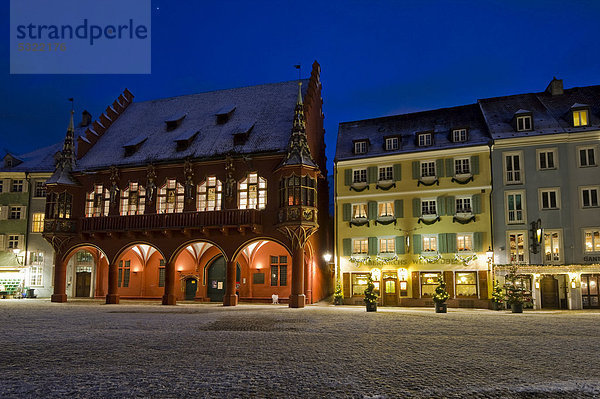 Münsterplatz und vorweihnachtliche und verschneite Altstadt in Freiburg im Breisgau  Schwarzwald  Baden-Würtemberg  Deutschland  Europa