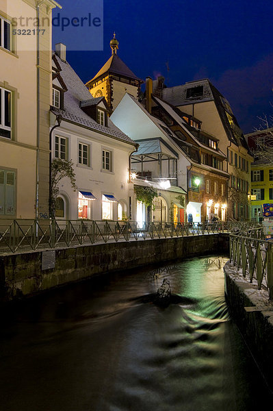 Vorweihnachtliche und verschneite Altstadt in Freiburg im Breisgau  Schwarzwald  Baden-Würtemberg  Deutschland  Europa