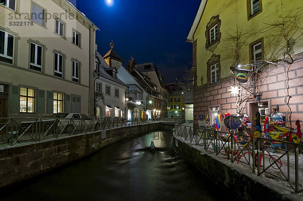 Vorweihnachtliche und verschneite Altstadt in Freiburg im Breisgau  Schwarzwald  Baden-Würtemberg  Deutschland  Europa