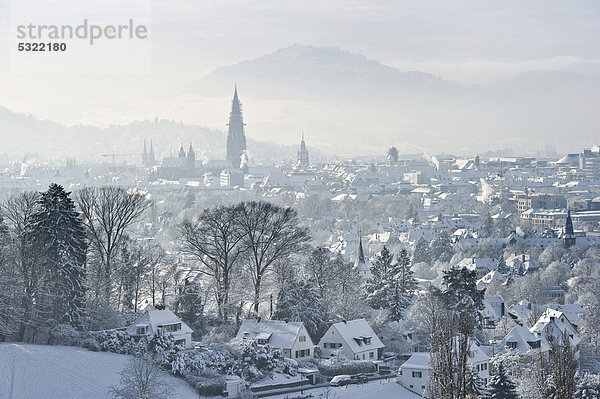 Vorweihnachtliches und verschneites Panorama von Freiburg im Breisgau  Schwarzwald  Baden-Würtemberg  Deutschland  Europa