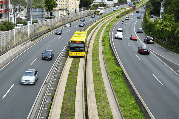 Autobahn A40  Ruhrschnellweg  Busspur  Spurbus auf dem Mittelstreifen  Schallschutzmauer  Steele  Essen  Ruhrgebiet  Nordrhein-Westfalen  Deutschland  Europa