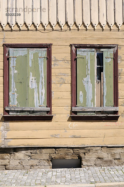 Geschlossene Fensterläden einer unbewohnten Immobilie  Wernigerode  Sachsen-Anhalt  Deutschland  Europa
