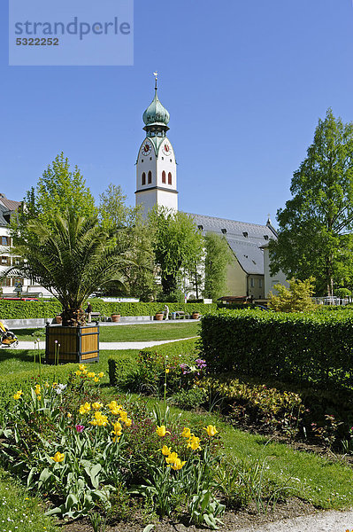 Riedergarten vor der Pfarrkirche St. Nikolaus  Rosenheim  Oberbayern  Bayern  Deutschland  Europa