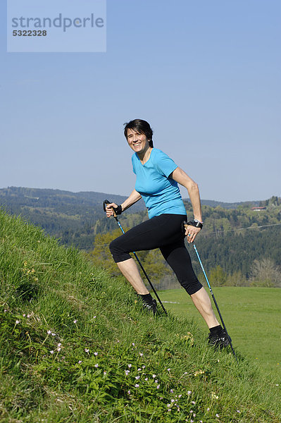 Frau beim Nordic Walking  bei Weyarn  bayerisches Oberland  Bayern  Deutschland  Europa