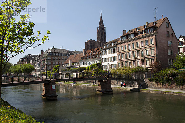 Altstadt mit Münster an der Ill-Promenade  Unesco-Weltkulturerbe  Straßburg  Elsass  Frankreich  Europa