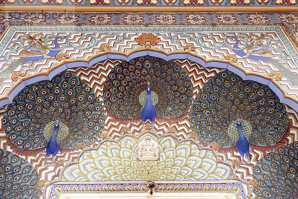 Mit blauen Pfauen reich verziertes Monsuntor im Stadtpalast  Jaipur  Rajasthan  Indien  Asien