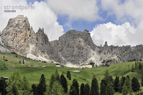 Panoramablick Richtung Zehnerspitze-Kreuzkofel  Grödner Joch oder Passo Gardena  kurz vor der Passhöhe 2121m  Gröden  Dolomiten  Südtirol  Italien  Europa