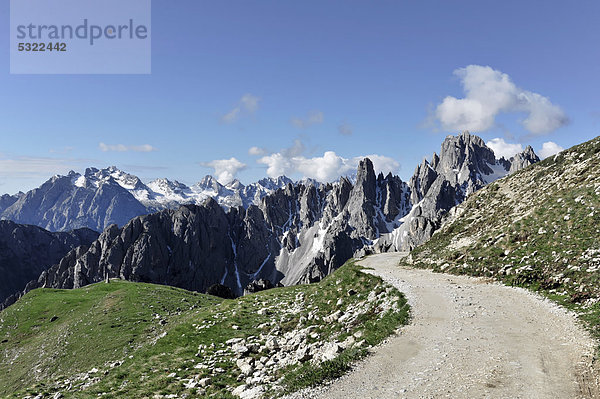 Wanderweg 101-104  zwischen Auronzohütte  2320m und Lavaredohütte  2344m  Bergpanorama nach Süden Gruppo del Cadini  Hochpustertal  Sextener Dolomiten  Südtirol  Italien  Europa