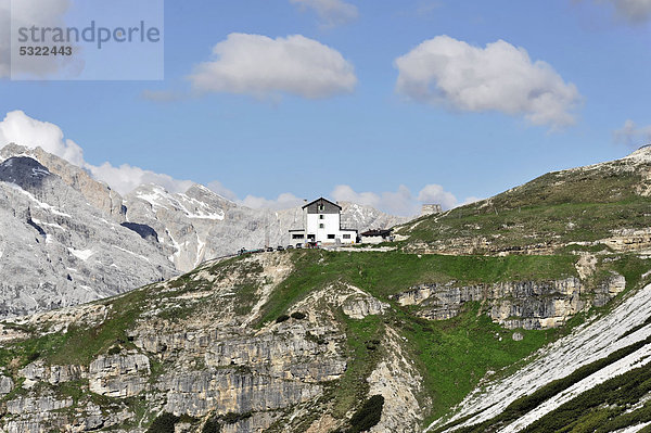 Wanderweg 101-104  zwischen Auronzohütte  2320m  im Bild  und Lavaredohütte  2344m  Hochpustertal  Sextener Dolomiten  Südtirol  Italien  Europa