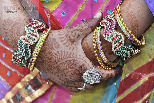 Festliche Hennabemalung der Hände einer Inderin  dazu kostbarer Schmuck  Anlass 5. Hochzeittag  Jaipur  Rajasthan  Nordindien  Indien  Südasien  Asien