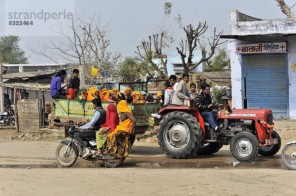 Indische Frauen kommen mit dem Traktor von der Feldarbeit  Chand Baori  Rajasthan  Nordindien  Indien  Südasien  Asien