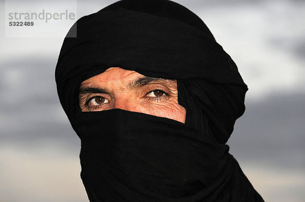 Portrait eines Tuareg mit Turban in Erg Chebbi  Merzouga  Marokko  Afrika