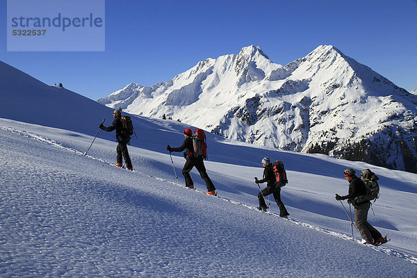 Skitourengruppe  Pulverschnee  Berge  Montafon  Vorarlberg  Österreich  Europa