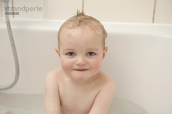 Junge 2 Jahre  lächelnd in der Badewanne  Portrait