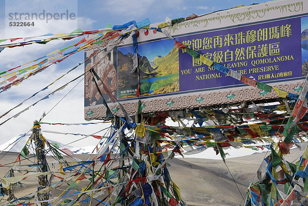 Gebetsfahnen  Lhakpa La Pass  Friendship Highway zwischen Lhatse und Tingri  Tibet  China  Asien