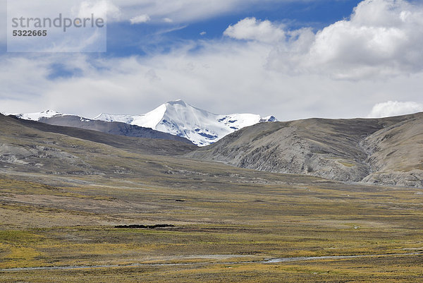 Schneebedeckte Gipfel am Lhakpa La Pass  Friendship Highway zwischen Lhatse und Tingri  Tibet  China  Asien