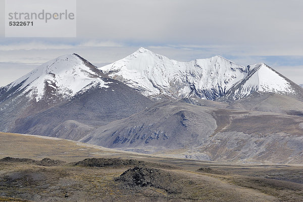 Schneebedeckte Gipfel am Lhakpa La Pass  Friendship Highway zwischen Lhatse und Tingri  Tibet  China  Asien