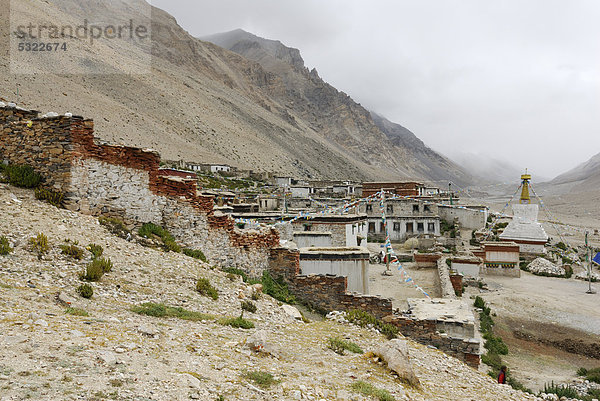 Kloster Rongbuk und weißer Stupa vor dem wolkenverhangenen Mt. Everest  Tibet  China  Asien