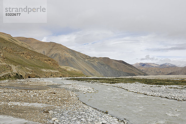 Karge Berglandschaft nahe Kloster Rongbuk  Himalaya  Tibet  China  Asien