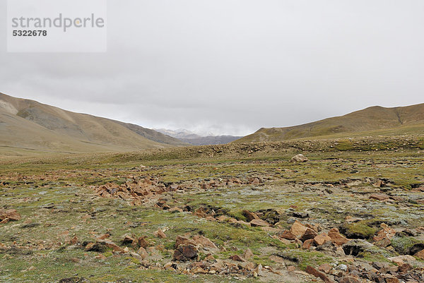 Karge Berglandschaft nahe Lamma La Pass  Himalaya  Tibet  China  Asien