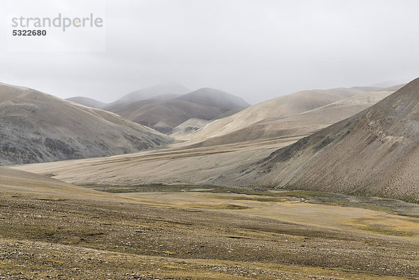 Karge Berglandschaft nahe Lamma La Pass  Himalaya  Tibet  China  Asien