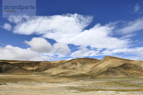 Gebirgslandschaft nahe den heißen Quellen von Tsamda  Tingri Hochebene  Himalaya  Tibet  China  Asien