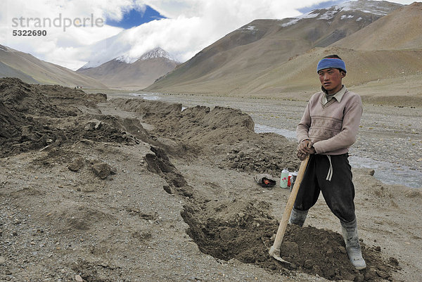 Tibetischer Arbeiter zwischen Thong La Pass und Nyalam  Friendship Highway  Himalaya  Tibet  China  Asien