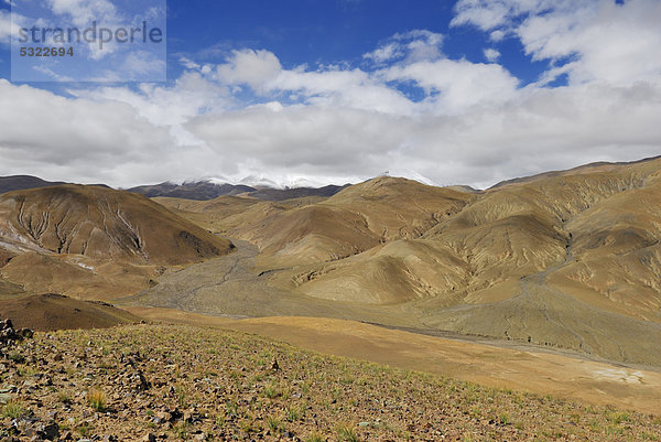 Tingri Hochebene  hinten verschneite Berggipfel in tiefhängenden Wolken  Himalaya  Tibet  China  Asien