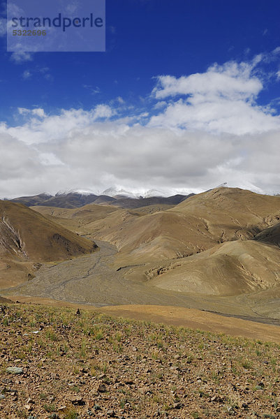 Tingri Hochebene  hinten verschneite Berggipfel in tiefhängenden Wolken  Himalaya  Tibet  China  Asien