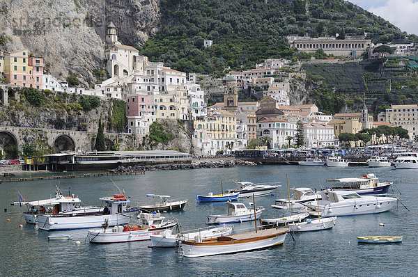 Boote im Hafen von Amalfi  Costiera Amalfitana or Amalfiküste  UNESCO Weltkulturerbe  Kampanien  Italien  Europa