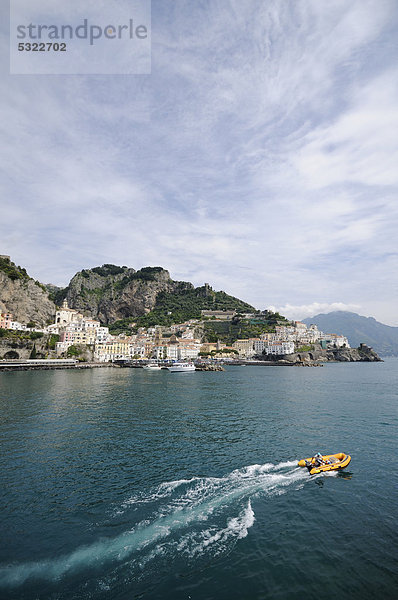 Blick auf die Küstenstadt Amalfi  Costiera Amalfitana or Amalfiküste  UNESCO Weltkulturerbe  Kampanien  Italien  Europa