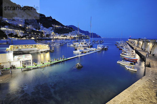 Nachtaufnahme  Boote im Hafen von Amalfi  Costiera Amalfitana or Amalfiküste  UNESCO Weltkulturerbe  Kampanien  Italien  Europa