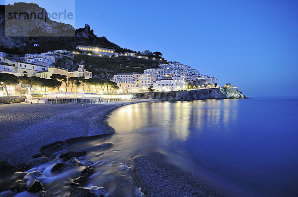 Nachtaufnahme von Amalfi  Costiera Amalfitana or Amalfiküste  UNESCO Weltkulturerbe  Kampanien  Italien  Europa
