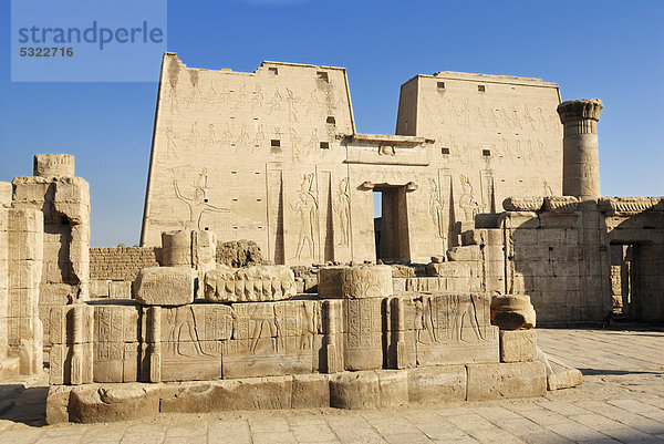 Haupttor  Eingangspylone  Horus-Tempel  Edfu  Niltal  Ägypten  Afrika