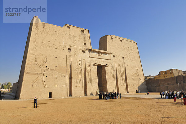 Haupttor  Eingangspylone  Horus-Tempel  Edfu  Niltal  Ägypten  Afrika